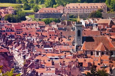 Kırmızı ile Besancon eski şehrin havadan görünümü rooftops güneşli gün, Fransa, Europe döşenir.