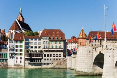 Güzel manzarasına Basel waterfront ve orta Köprüsü'nden Ren Nehri güneşli gün, İsviçre