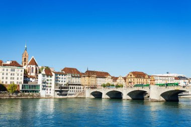 Güneşli bir gün Basel orta Bridge (Mittlere Bruecke) ile panoramik manzaraya