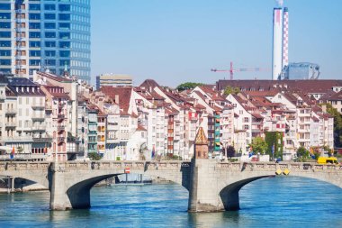 Ön Rhine nehri geçip orta köprü Basel Cityscape taş kemerli