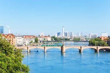 Doğal görünümü ile Orta Ren Nehri'nin köprü Mittlere Brcke ön planda, İsviçre