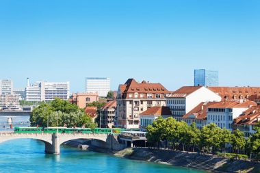 Cityscape Basel ve Orta Ren, İsviçre üzerinde köprü