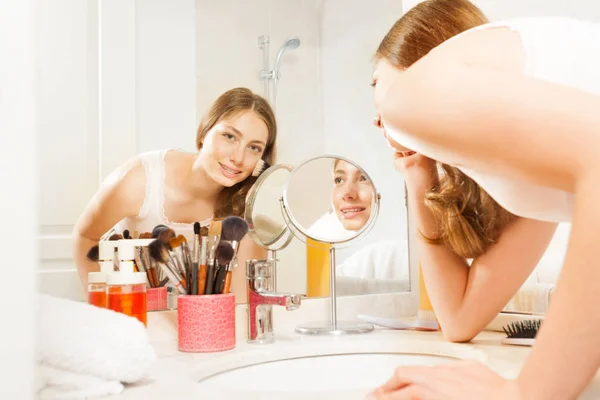 Mooie Jonge Vrouw Doet Haar Dagelijkse Make Gebruik Poeder Penseel — Stockfoto