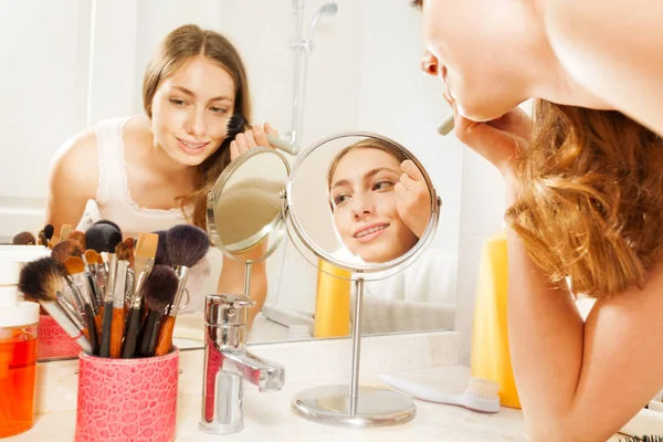 Retrato Jovem Atraente Aplicando Maquiagem Diária Usando Escova Visto Espelho — Fotografia de Stock