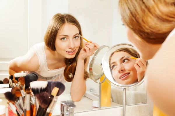 Portrait Beautiful Young Woman Putting Shadow Powder Eyes Makeup Brush — Stock Photo, Image