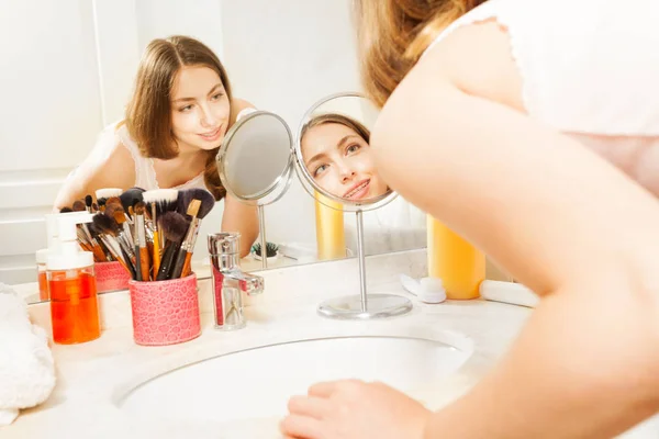Όμορφη Γυναίκα Καυκάσιος Κοιτάζοντας Στον Καθρέφτη Του Μπάνιου Και Καθαρισμός — Φωτογραφία Αρχείου