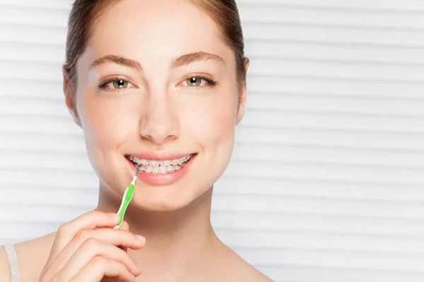 Крупным Планом Портрет Счастливой Молодой Женщины Чистящей Зубы Помощью Межзубной — стоковое фото