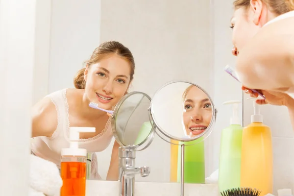 Mulher Bonita Escovando Dentes Com Aparelho Frente Espelho Banheiro Olhando — Fotografia de Stock
