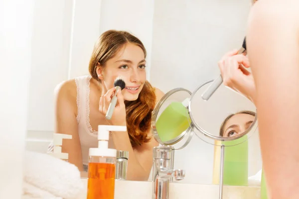 Retrato Bela Jovem Mulher Olhando Espelho Banheiro Colocando Maquiagem Com — Fotografia de Stock