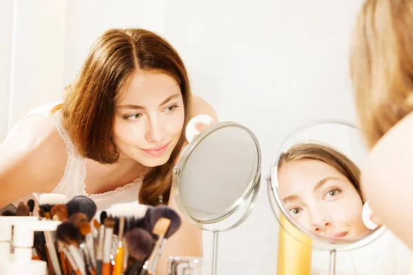 Schöne Junge Frau Reinigt Ihre Gesichtshaut Mit Baumwollkissen Und Schaut — Stockfoto