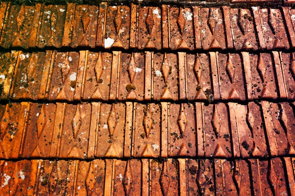 Hintergrund Alter Und Abgenutzter Dachziegel Aus Lehm Mit Moos — Stockfoto