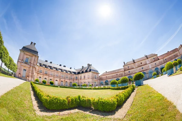 晴れた日に フランスの庭園と Champlitte 城のパノラマ ビュー — ストック写真