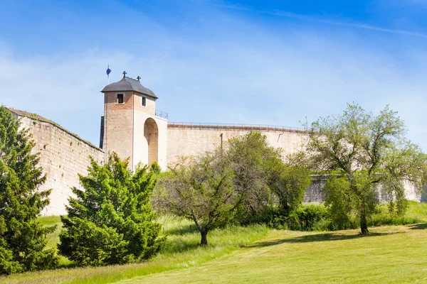 城堡的塔和防御墙壁 主要旅游吸引力在贝桑松 — 图库照片