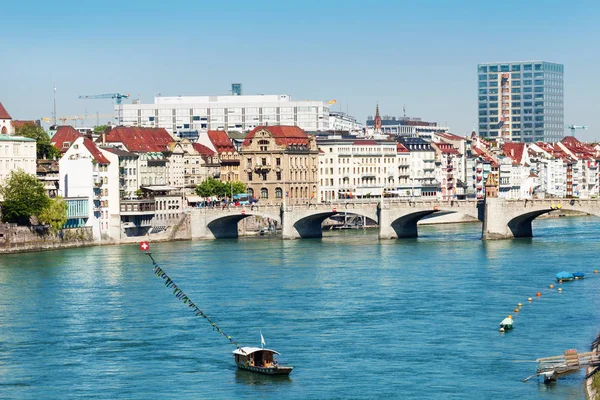 Красивый Вид Базельскую Набережную Кабельным Паромом Через Рейн Солнечный День — стоковое фото