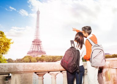 Beyaz bir kadın ve Seine Nehri çıkabilir ayakta ve Eyfel Kulesi, Paris, Fransa, işaret Afrika adam görünümünü geri
