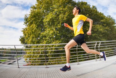 Etkin adam açık havada Şehir Parkı, köprüden çalışan yan görünüm