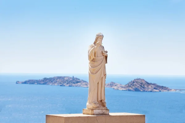 Statua Chrystusa Oglądanie Bazyliki Notre Dame Garde Przeciw Błękitne Niebo — Zdjęcie stockowe