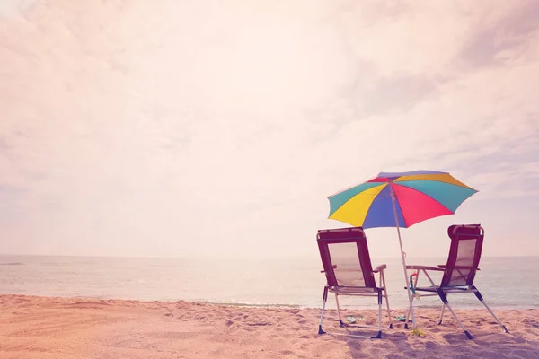Retro Style Picture Seaside Two Deck Chairs Multicolored Sun Umbrella — Stock Photo, Image