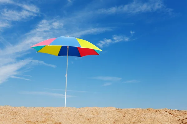 Çok Renkli Güneş Şemsiyesi Arka Plan Karşı Kum Plajındaki Kopya — Stok fotoğraf