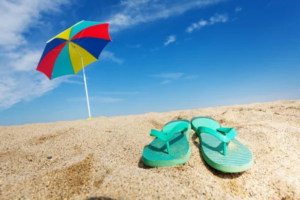 Tropical Background Flip Flops Sun Umbrella Sandy Beach — Stock Photo, Image