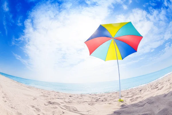 在沙滩上打开明亮多彩多姿的太阳伞的鱼眼图片对背景与拷贝空间 — 图库照片
