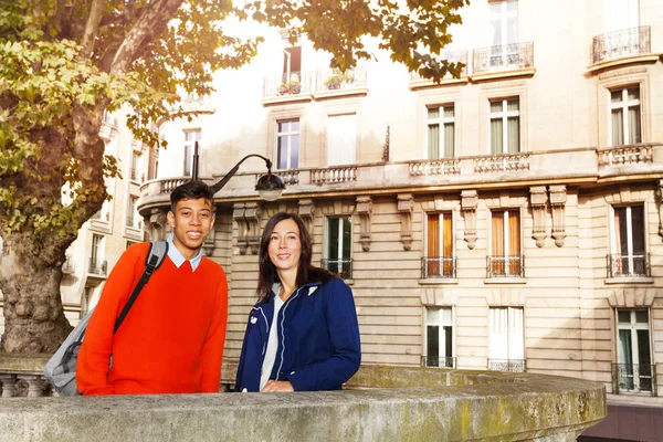 白种女人和非洲男人在阳光明媚的日子漫步巴黎 — 图库照片