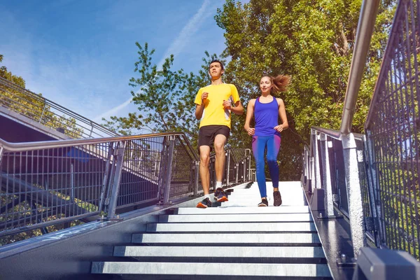 Junge Männer Und Frauen Sportkleidung Laufen Sommer Die Treppe Der — Stockfoto
