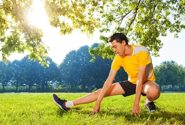 Joven Deportista Estirando Las Piernas Antes Del Entrenamiento Parque Ciudad —  Fotos de Stock