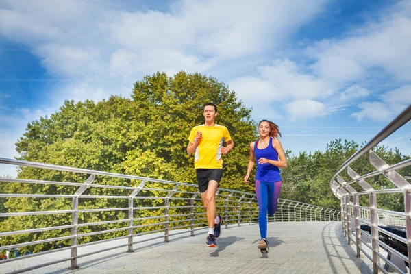 Deportivo Joven Hombre Mujer Corriendo Través Puente Durante Mañana Correr —  Fotos de Stock