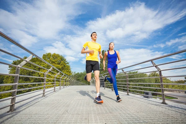 Visão Baixo Ângulo Jovem Casal Fitness Roupas Esportivas Atravessando Uma — Fotografia de Stock