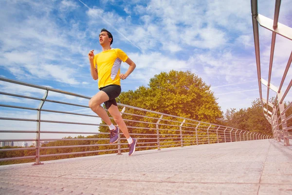 运动的年轻人跑步期间在户外的心脏锻炼在夏天 — 图库照片