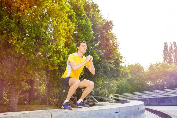 Joven Atleta Realizando Saltos Durante Entrenamiento Funcional Aire Libre Día —  Fotos de Stock