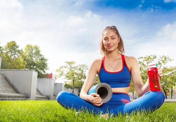 Feliz Joven Sentada Sobre Hierba Verde Con Botella Deportiva Agua —  Fotos de Stock