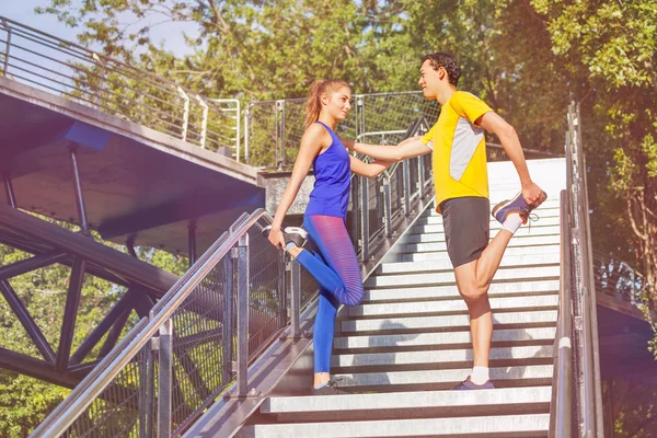 Sportlicher Junger Mann Und Frau Mit Ausgestreckten Beinen Stehen Sich — Stockfoto