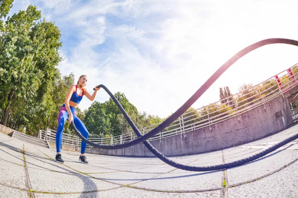 Kadın Atlet Savaş Halatlar Ile Dalga Hareketi Crossfit Egzersiz Sırasında — Stok fotoğraf