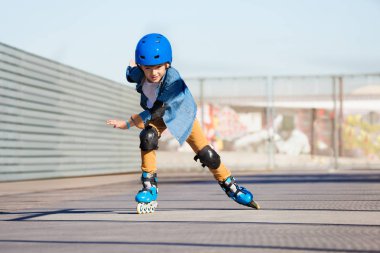 Varoluş çocuk hızlı açık skate Park paten yaz aylarında sürme