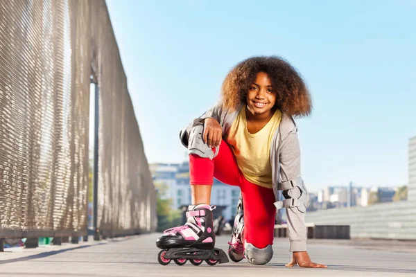 Happy African Girl Wearing Inline Skates Protective Gear Exercising Rollerdrome — Stock Photo, Image