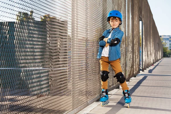 Preteen Menino Patinador Rolo Feliz Capacete Equipamento Proteção Sozinho Livre — Fotografia de Stock