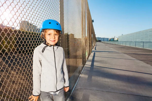 运动男孩的特写肖像在滚轮头盔 练习在户外 Rollerdrom — 图库照片