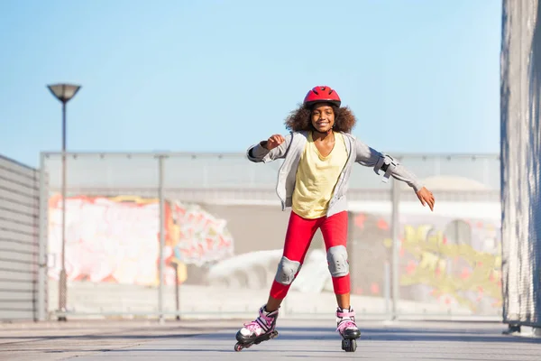 プレティーン アフリカの女の子 幸せなインライン スケート選手 Rollerdrom でエクササイズの肖像画 — ストック写真