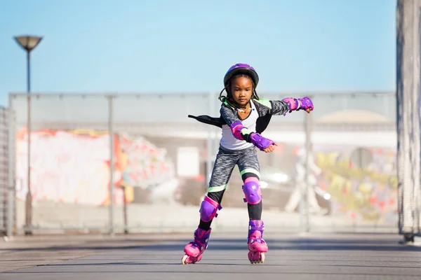 Chica Africana Preadolescente Patines Equipo Protección Montando Rápido Parque Skate —  Fotos de Stock