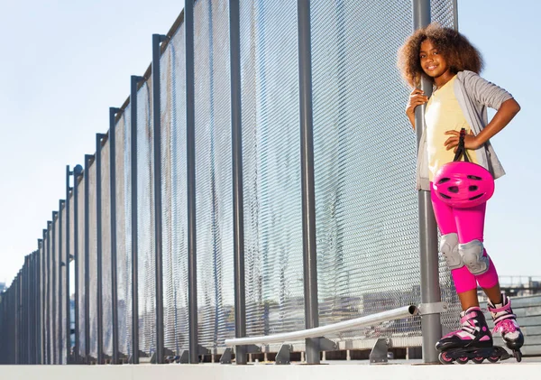 Portret Van Afrikaans Meisje Beschermende Kleding Die Naast Omheining Van — Stockfoto