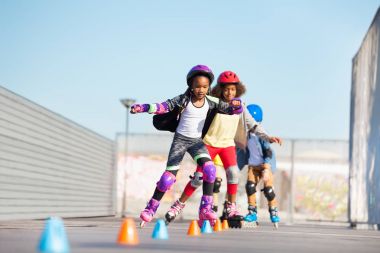 Yaz aylarında skate Park yapan varoluş Afrikalı kızlar, satır içi patenciler,