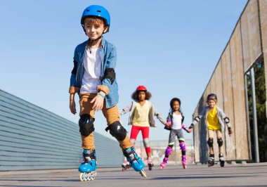Kask paten Stadyumu'nda açık havada ve arkadaşları, okul çocuğu