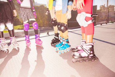 Bilek guard, diz ve dirsek pedleri ile yolda çocuklar paten