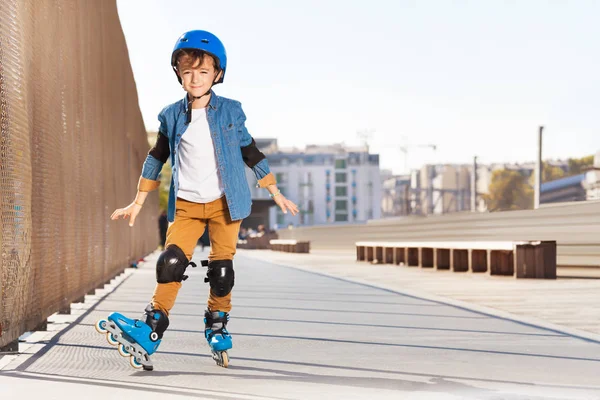 Schattige Jongen Veiligheidshelm Rijden Rolschaatsen Buiten Rollerdrom — Stockfoto