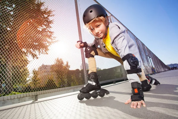 プレティーンの少年 保護ギヤでローラー スケート屋外 Rollerdrom で床でポーズのクローズ アップの肖像画 — ストック写真