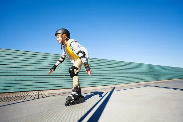 Boční Pohled Portrét Nedospělý Chlapec Roller Skater Helmu Chrániče Bruslení — Stock fotografie