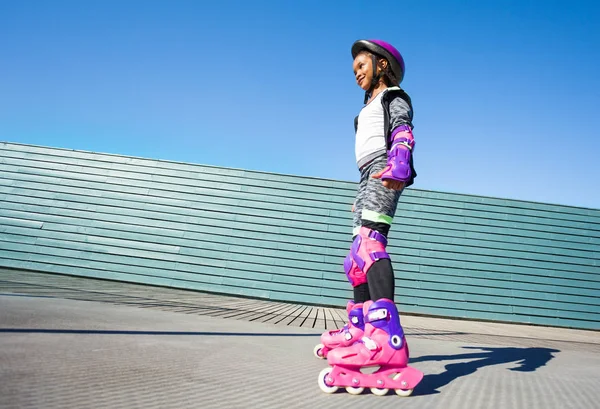 アフリカの女の子インライン スケートと防護服を着て屋外 Rollerdrom で練習 — ストック写真