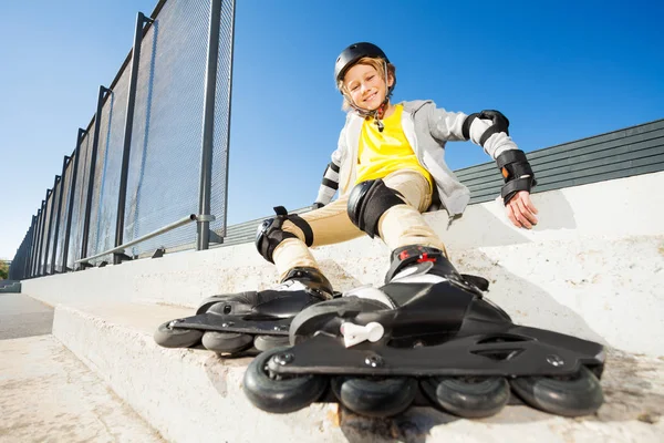 Šťastné Blond Kluk Sedí Schodech Kolečkové Brusle Rollerdrom — Stock fotografie